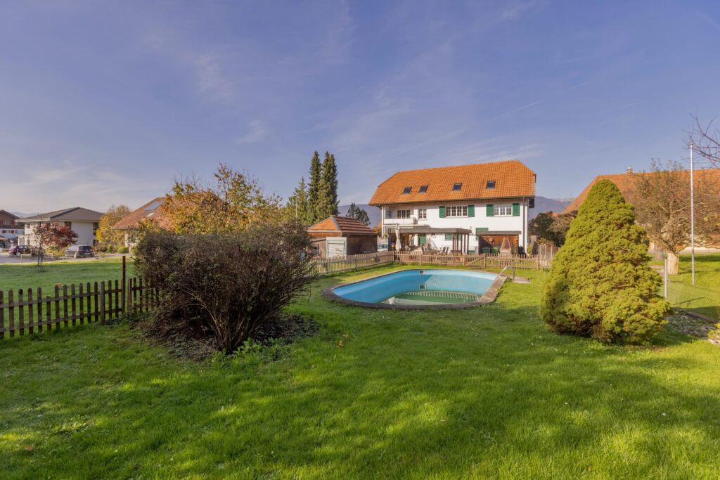 Spannendes Dreifamilienhaus mit Bauland | IMMOSEEKER.CH