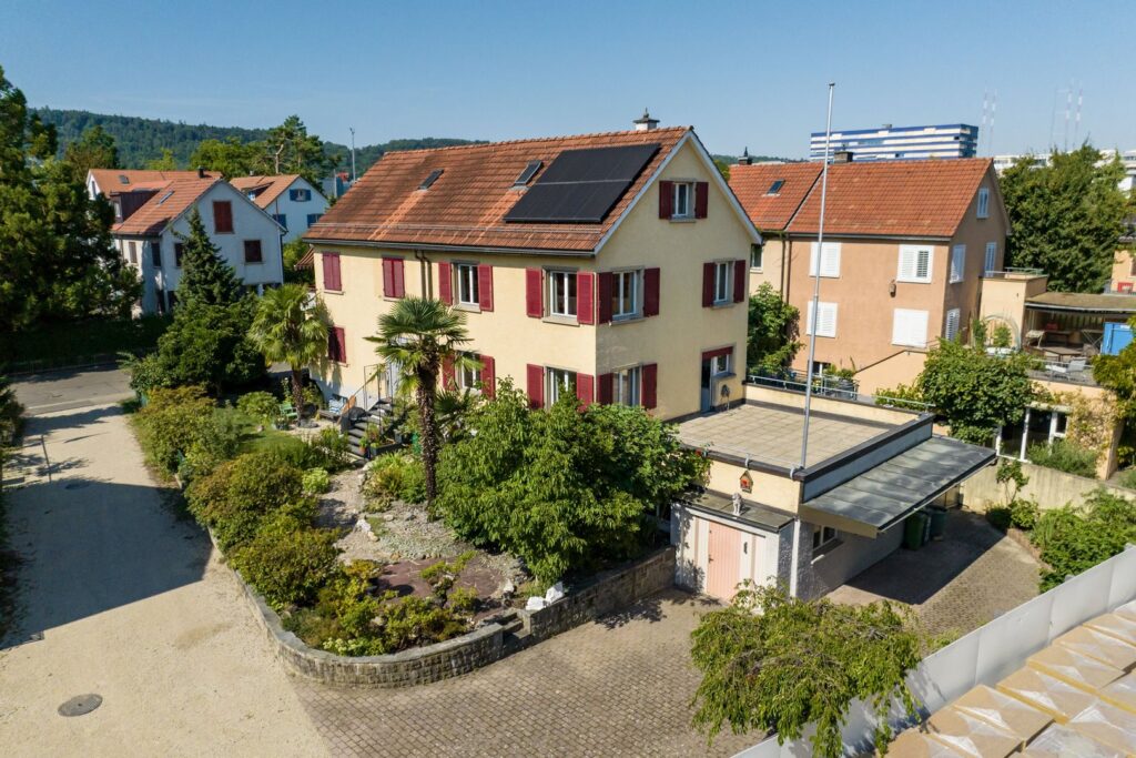 MIETE: Geräumiges 8-Zimmer-Einfamilienhaus