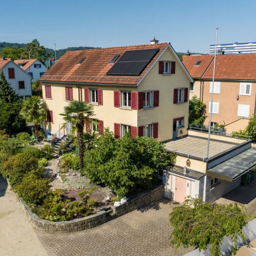 MIETE: Geräumiges 8-Zimmer-Einfamilienhaus